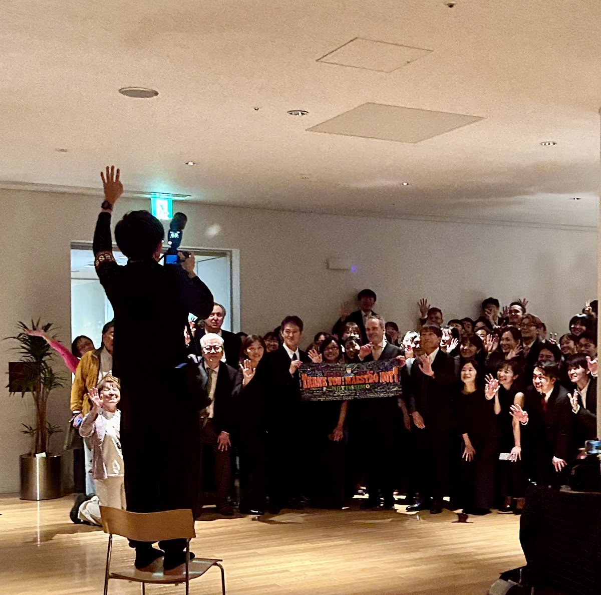 Claudiolucca22's tweet photo. MUSAジルベスターコンサートはジョナサン・ノットの東京交響楽団音楽監督としてのラストステージ。感謝の手拭い!に囲まれて、感無量の面持ち。リポートは「音楽の友」に書きます。皆さん、良いお年を!
#jonathannott
#東京交響楽団
#ミューザ川崎シンフォニーホール https://t.co/xexseeo9El
