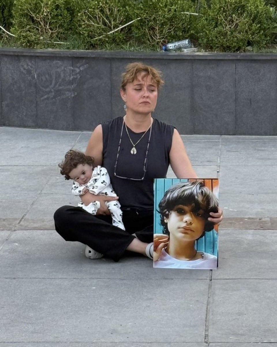 Yasemin Minguzzi: “Siz ne yaptınız bana. Komadaki halleri gözümün önünden gitmiyor.

Delik deşik yaptınız oğlumu, intikamım çok acı olacak. 9 Şubat uzuvlarımı kırdın.”