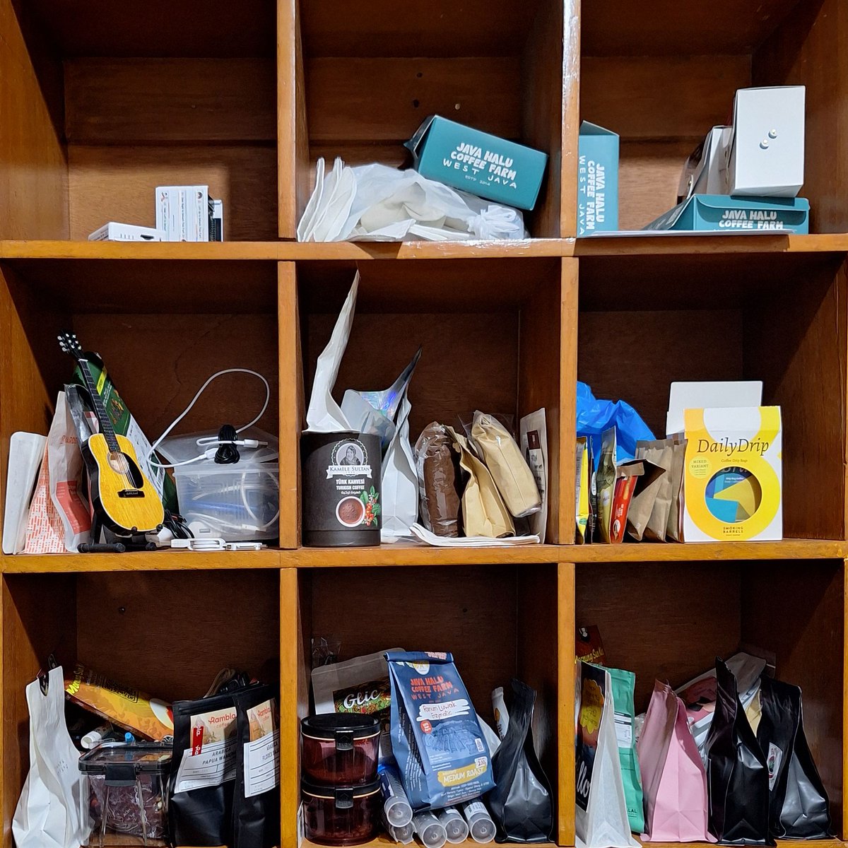 rahard's tweet image. Rak kopi saya saat ini. Berbagai kopi yang enak-enak. Berantakan memang.
#kopi #coffee