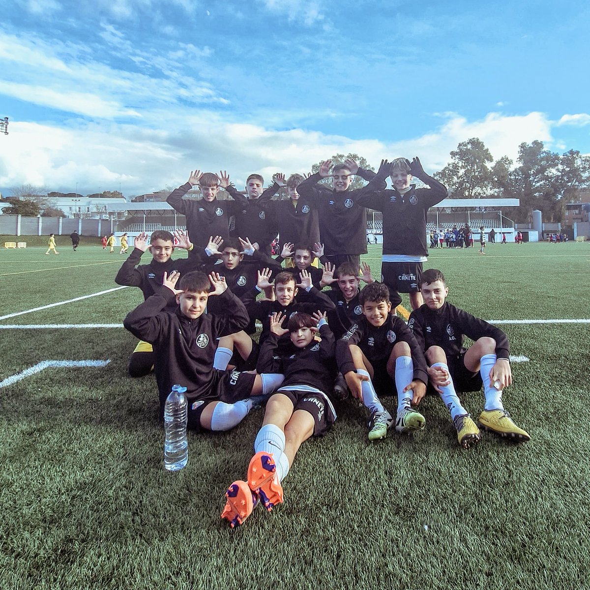 BaseUDS's tweet photo. #UDSAleA | 🏆⚽️ 🅣🅞🅡🅝🅔🅞 

¡𝑬𝒏𝒉𝒐𝒓𝒂𝒃𝒖𝒆𝒏𝒂, 𝑪𝑨𝑴𝑷𝑬𝑶𝑵𝑬𝑺!
🎖️FABIO mejor jugador 🎖️
🧤 AARÓN mejor portero 🧤

📈 𝑭𝒂𝒔𝒆 𝒅𝒆 𝒈𝒓𝒖𝒑𝒐𝒔

🆚  Ciudad de Plasencia 2-0✅
🆚 CD Guijuelo 2-0❌
🆚 Vedruna 1-0✅
🆚 Hervas 2-0✅

1/2 https://t.co/Ra7cv8viKn
