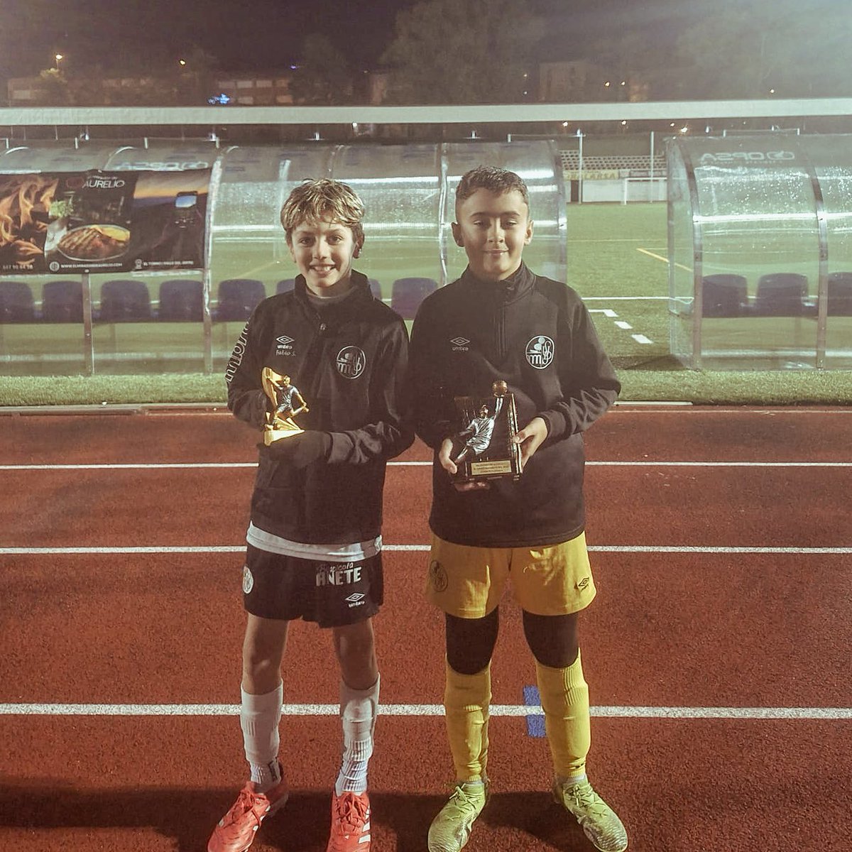 BaseUDS's tweet photo. #UDSAleA | 🏆⚽️ 🅣🅞🅡🅝🅔🅞 

¡𝑬𝒏𝒉𝒐𝒓𝒂𝒃𝒖𝒆𝒏𝒂, 𝑪𝑨𝑴𝑷𝑬𝑶𝑵𝑬𝑺!
🎖️FABIO mejor jugador 🎖️
🧤 AARÓN mejor portero 🧤

📈 𝑭𝒂𝒔𝒆 𝒅𝒆 𝒈𝒓𝒖𝒑𝒐𝒔

🆚  Ciudad de Plasencia 2-0✅
🆚 CD Guijuelo 2-0❌
🆚 Vedruna 1-0✅
🆚 Hervas 2-0✅

1/2 https://t.co/Ra7cv8viKn