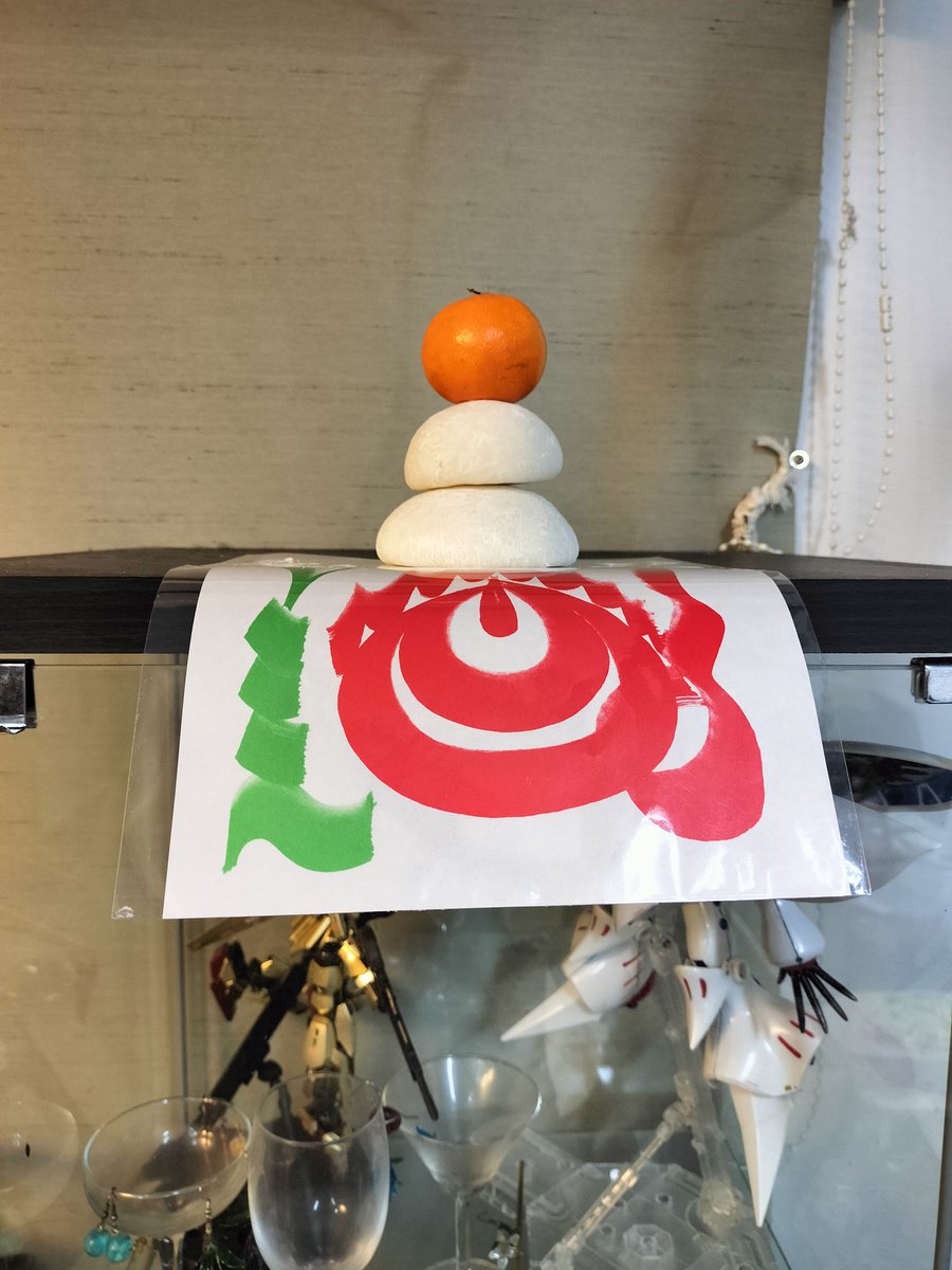 R81188's tweet photo. 鏡餅セッティング管理～
みかんがデカいな…… https://t.co/rBYnDhGwW9