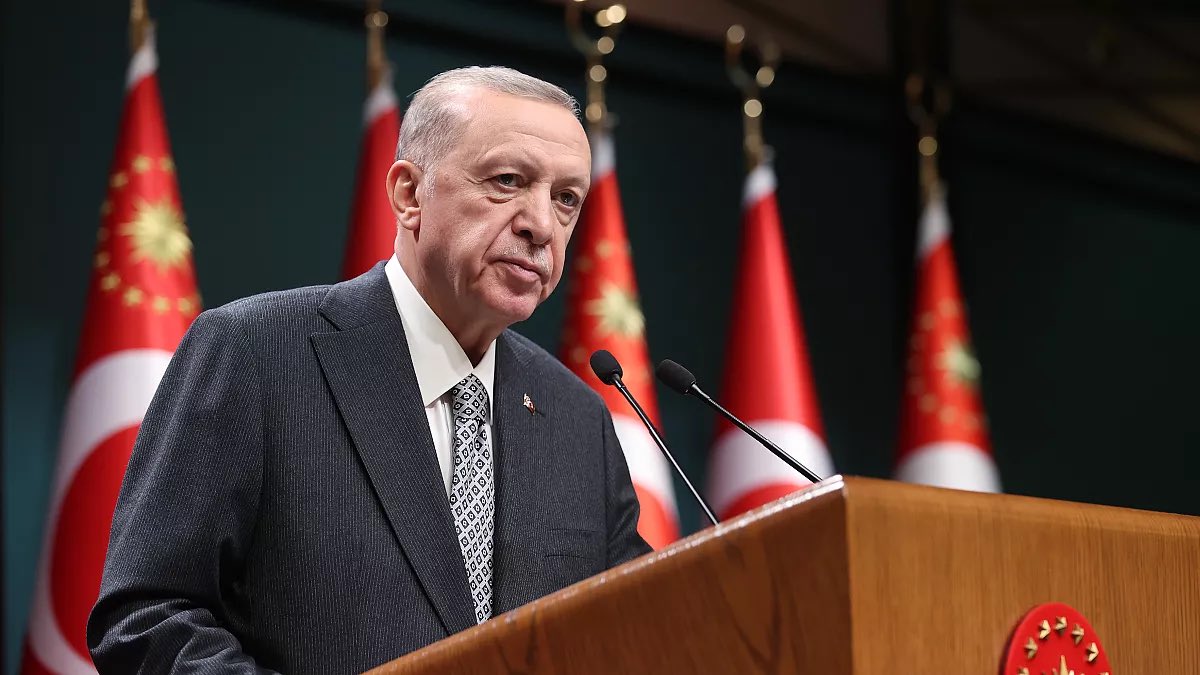 Cumhurbaşkanı Erdoğan:

“Suriye'de huzur ortamı kökleştikçe gönüllü geri dönüşler de artmış, son bir yılda 600 bin Suriyeli misafirimiz vatanlarına geri dönmüştür.”