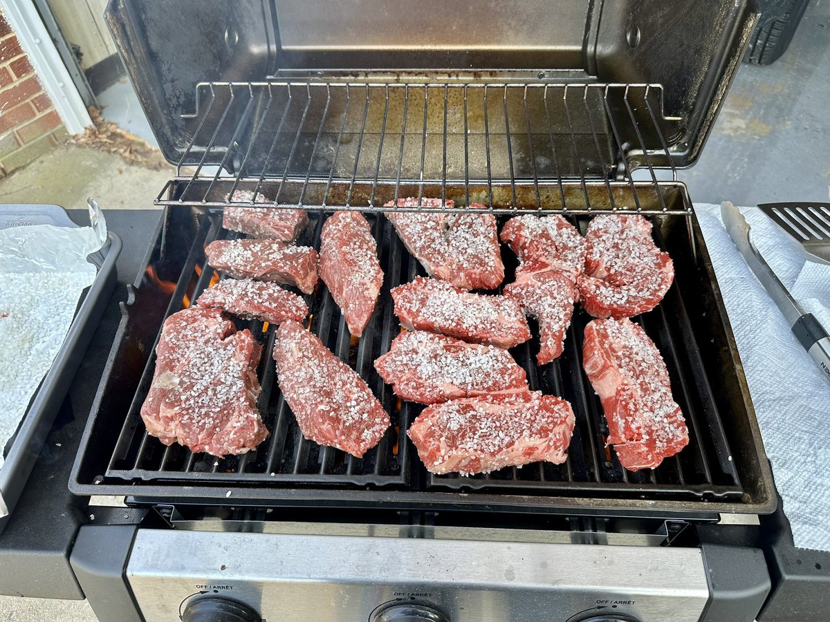 0xBlockSaver's tweet image. This is how last years BBQ looked like, expecting tonight to be the same taste. Happy 2026!