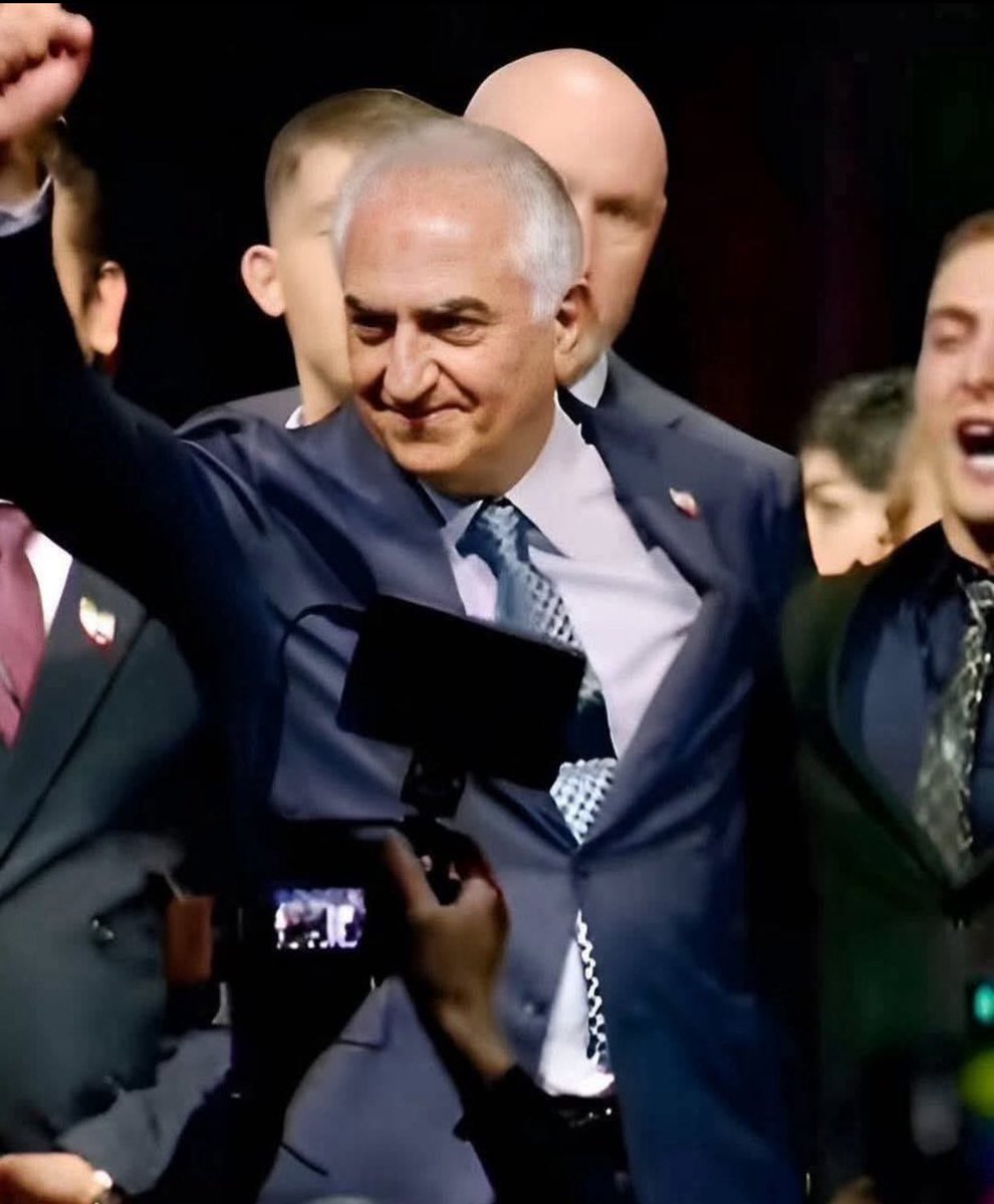 2026: Die Rückkehr von Reza Pahlavi, Grundpfeiler einer neuen Weltordnung.

Während wir ins Jahr 2026 eintreten, steht der Iran an einem Scheideweg.

Die Ablösung der Theokratie der Ayatollahs durch eine von Reza Pahlavi geführte Regierung – einer von einer breiten Mehrheit des