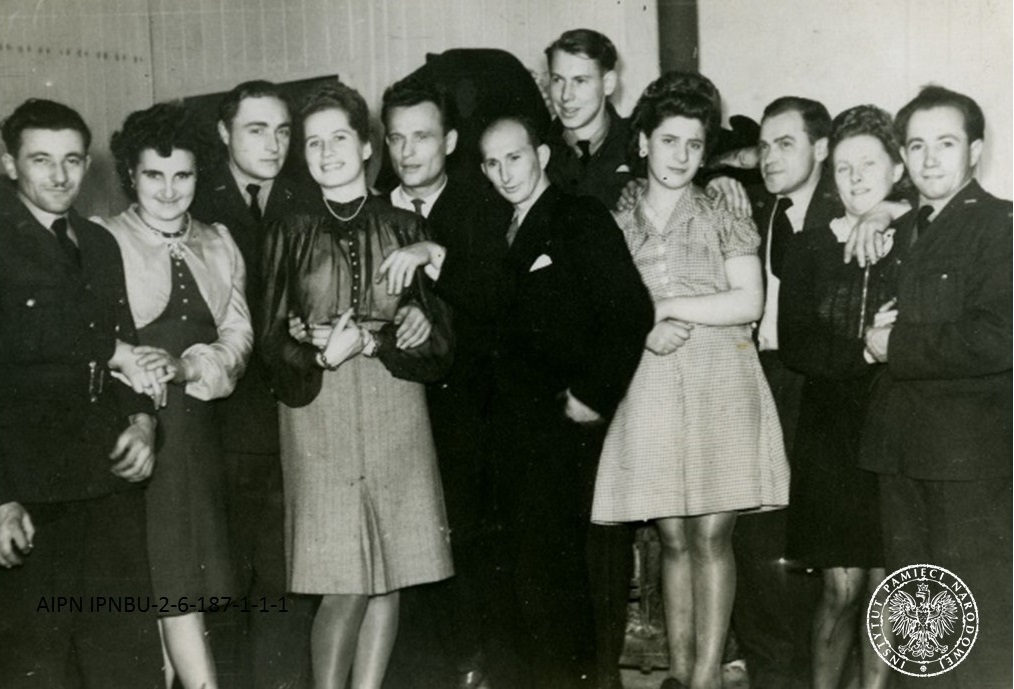 ipngovpl_eng's tweet photo. Personnel from the Polish 300 Squadron are celebrating New Year's Eve in Great Britain.
Every day life of Bomber Command airmen during WW2 was grim and extremely exhausting, as they had to fly dangerous night bombing sorties, often suffering significant losses. 📷#Ipnarchive https://t.co/K20SolRYUG