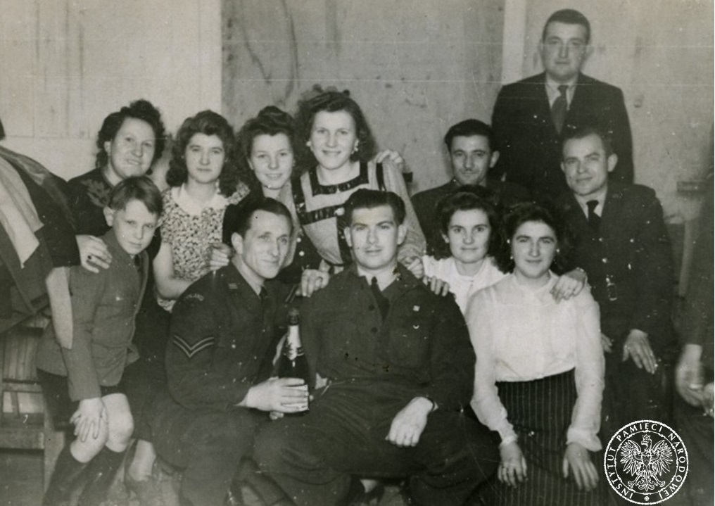 ipngovpl_eng's tweet photo. Personnel from the Polish 300 Squadron are celebrating New Year's Eve in Great Britain.
Every day life of Bomber Command airmen during WW2 was grim and extremely exhausting, as they had to fly dangerous night bombing sorties, often suffering significant losses. 📷#Ipnarchive https://t.co/K20SolRYUG