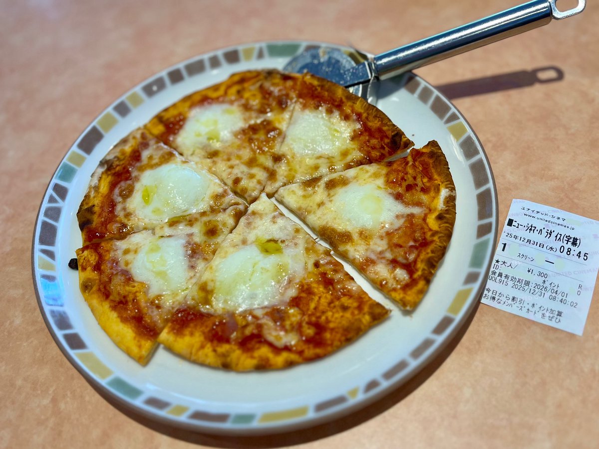 『ニューシネマパラダイス』鑑賞。
南伊語の響き、冒頭のBGMで既に涙腺崩壊、最後は放涙、心身洗浄した。
主人公2人の物語は勿論、"映画と村民"の描き方も好き。何回も観てるけど劇場では公開時以来か。贅沢な大晦日☆•.:*
帰り道、先日1X年ぶりに入って以来コスパ最強と思う店に寄ってピザを補給🇮🇹