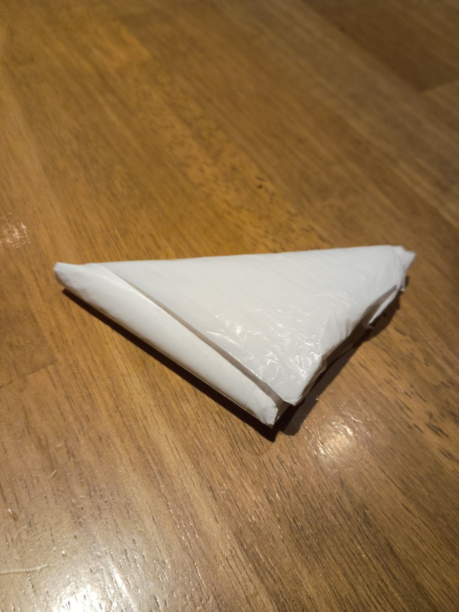 レジ袋折り畳んでたらガキンチョに「おじさんの折り紙」って言われて心にヒビ入った