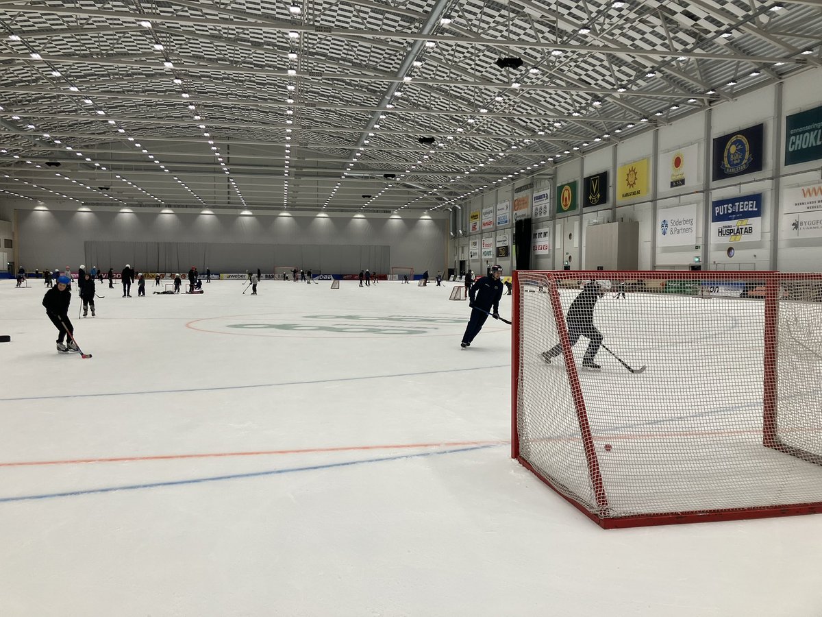 Vielä eiliseen liittyen. Iso pinta-ala. Paljon ihmisiä. Ja mikä parasta. Kypäräpakko! #luistelu #Karlstad 🇸🇪