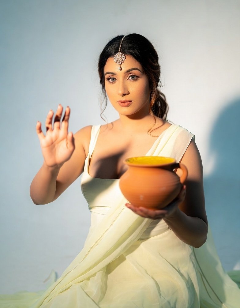 असली घी को पहचान👇
घी खाना काफ़ी फायदेमंद होता है अगर घी शुद्ध हो तो लेकिन घी के नाम पर बहुत मिलावट घी बाजार में बिक रहा है  

जो फायदा की जगह नुकसान करता है 
इसको आसानी से चेक कर सकते है असली है या नकली  

एक़ आयोडीन टिंचर होता है जिसको घी में मिलाएंगे अगर घी नकली होगा तो नीला