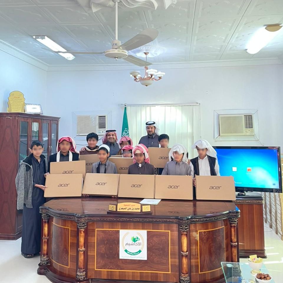 perkr501's tweet photo. نفذت الجمعية مشروع نوعياً يستهدف الطلاب والطالبات من أبناء الأسر المستفيدة من الجمعية وذلك بتوزيع الأجهزة التعليمية وقد استفاد منها 109طالبا وطالبة وجامعيين من الفئات الأشد احتياجًا، وذلك بتمويل كريم من منصة إحسان للعمل الخيري @EhsanSA وبالتعاون مع مدارس الأخاشيم للبنين والبنات https://t.co/IwyXnoyhTX