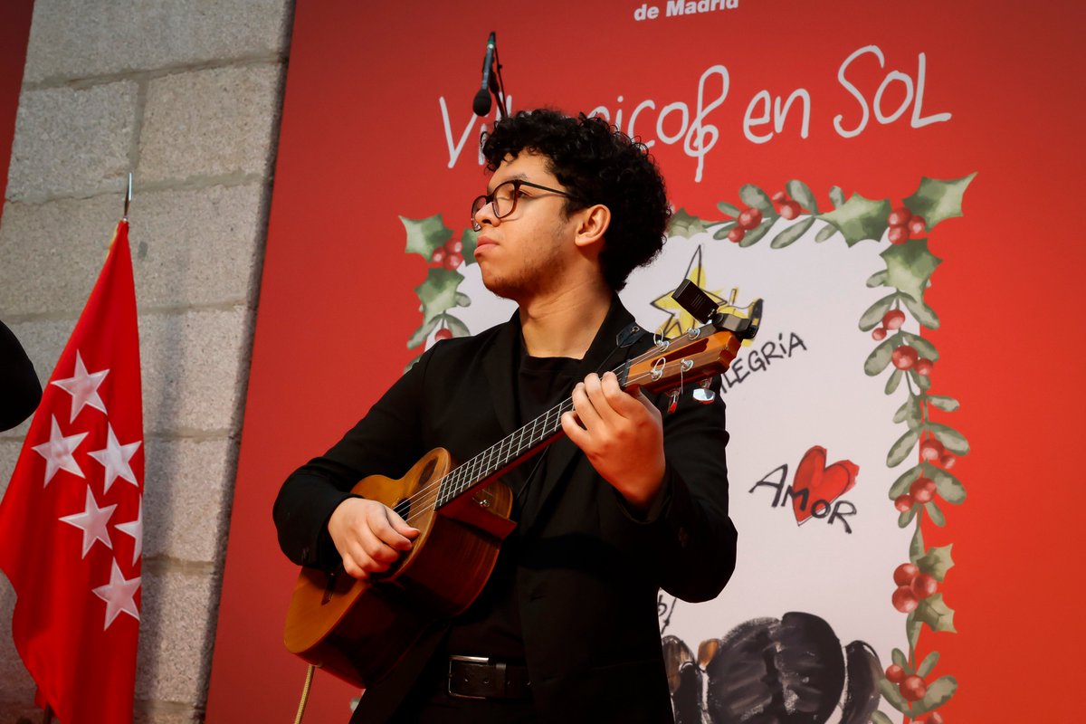 ComunidadMadrid's tweet photo. 🎶 Este miércoles despedimos el ciclo Villancicos en Sol en la Real Casa de Correos, tras la participación de más de 250 coros y agrupaciones musicales.
▶️ Puedes disfrutar de todas las actuaciones de este año en #PlayMAD.
📲 https://t.co/bpkFwzI5P2
Vive la #NavidadEnSol ✨ https://t.co/ovn3pjxGMR