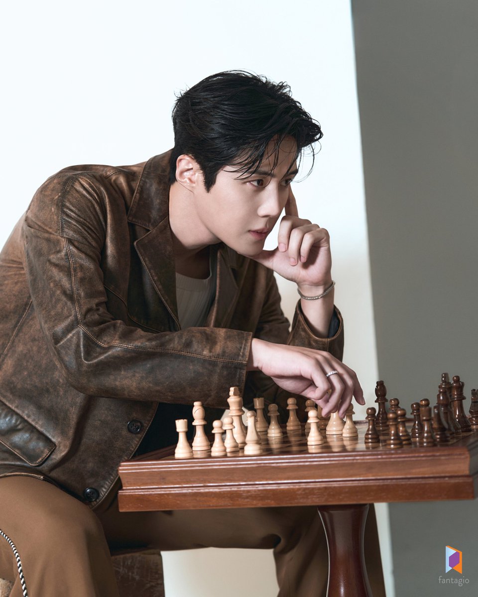 Kim Seon-ho Delights Fans with 2026 Season's Greetings Go