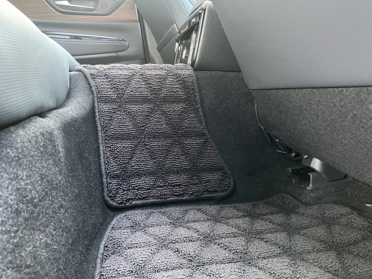 クラウンと言えば、この立派なセンタートンネル。シートクッションを置く面より更に高く、測ってみたら27cmもあった。上面の幅も27cm。子供の頃からの憧れ。