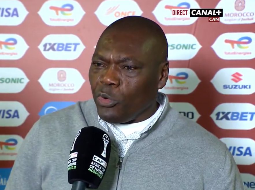 _BeFootball's tweet photo. 𝗥𝗘𝗦𝗣𝗘𝗖𝗧 𝗠𝗢𝗡𝗦𝗜𝗘𝗨𝗥 𝗗𝗔𝗩𝗜𝗗 𝗣𝗔𝗚𝗢𝗨 🇨🇲🫡

Après sa nomination comme adjoint de Marc BRYS en 2024, Pagou avait reçu une lettre de mutation du ministère avec départ immédiat… 

𝗔̀ 𝟮 𝗝𝗢𝗨𝗥𝗦 𝗗𝗘 𝗥𝗢𝗨𝗧𝗘 𝗗𝗘 𝗖𝗛𝗘𝗭 𝗟𝗨𝗜. 😳

Cela faisait suite au conflit entre Samuel Eto’o et le ministre des Sports Narcisse Mouelle Kombi. 💢😡

Eto’o lui a dit de tenir bon et de rester à sa disposition.

👉 𝗥𝗘𝗦𝗨𝗟𝗧𝗔𝗧 : pendant 6 mois, Pagou s’est retrouvé sans un centime ou presque, le ministère ayant refusé de le rémunérer. 💰❌

Il ne s’en est jamais plaint, 𝗛𝗘𝗨𝗥𝗘𝗨𝗫 𝗗𝗘 𝗦𝗘𝗥𝗩𝗜𝗥 𝗟𝗔 𝗣𝗔𝗧𝗥𝗜𝗘. 🇨🇲 

Depuis, la Fédé s’est chargée de gérer ses arriérés de salaire et il est devenu sélectionneur.

Dans son vestiaire, il est décrit comme
humble, regarde et écoute ses cadres dont il n’a pas l’expérience.

(@lequipe)