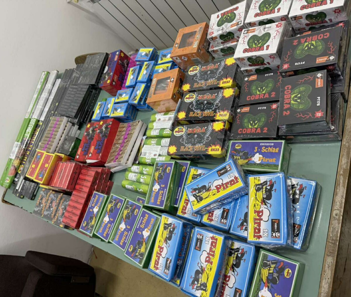 Запленети над 6.000 парчиња пиротехника на Бит Пазар -  mk.tv21.tv/zapleneti-nad-…