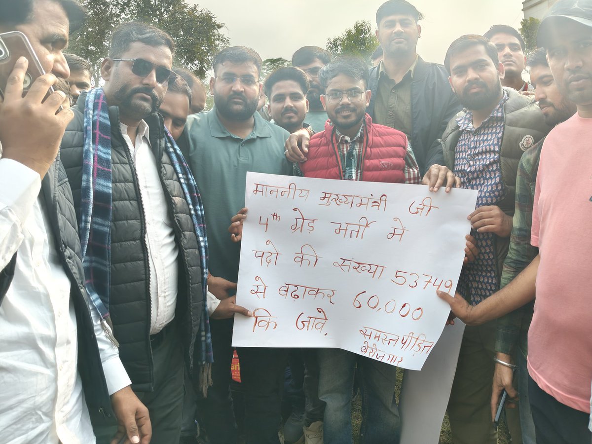 CharpotaGurmeet's tweet photo. चतुर्थ श्रेणी में बढ़ोतरी की मांग को लेकर राजस्थान बेरोजगार यूनियन ने जयपुर में प्रदेश भर के युवाओं के साथ मिलकर खून से पत्र लिखकर मुख्यमंत्री @BhajanlalBjp जी और सरकार तक 60000 तक पदों को बढ़ाकर नए वर्ष की खुशखबरी देने की मांग की। @HANUMANKISAN @Ravindrachdry @ASHOKNALPURIA https://t.co/1dcHaXLMMc