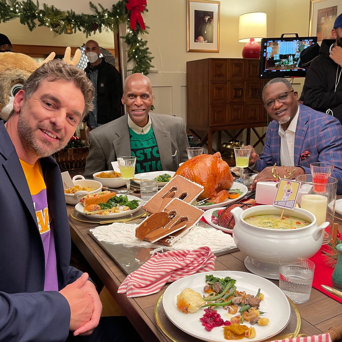 NBAspain's tweet photo. Hoy se cena en familia https://t.co/VRTwzu6YUB