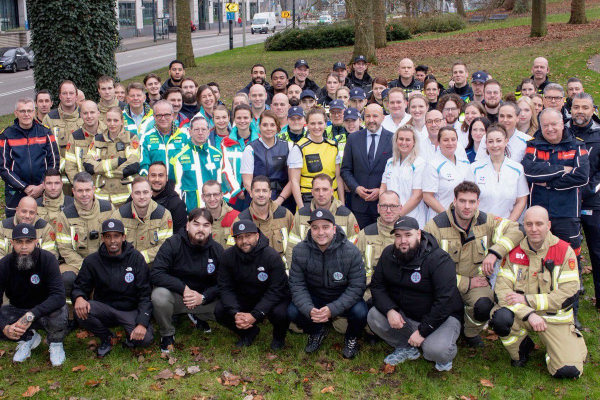 Terwijl jij oud &amp; nieuw viert, staan zij op straat, op de SEH en in de ambulance, niet bij hun eigen gezin, zodat jij veilig kunt aftellen.
Gun hen een rustige dienst: geen vuurwerk, volg brandweer en politie, matig alcohol, blijf weg van drugs.
Dank aan alle hulpverleners. 🙏❤️‍🩹