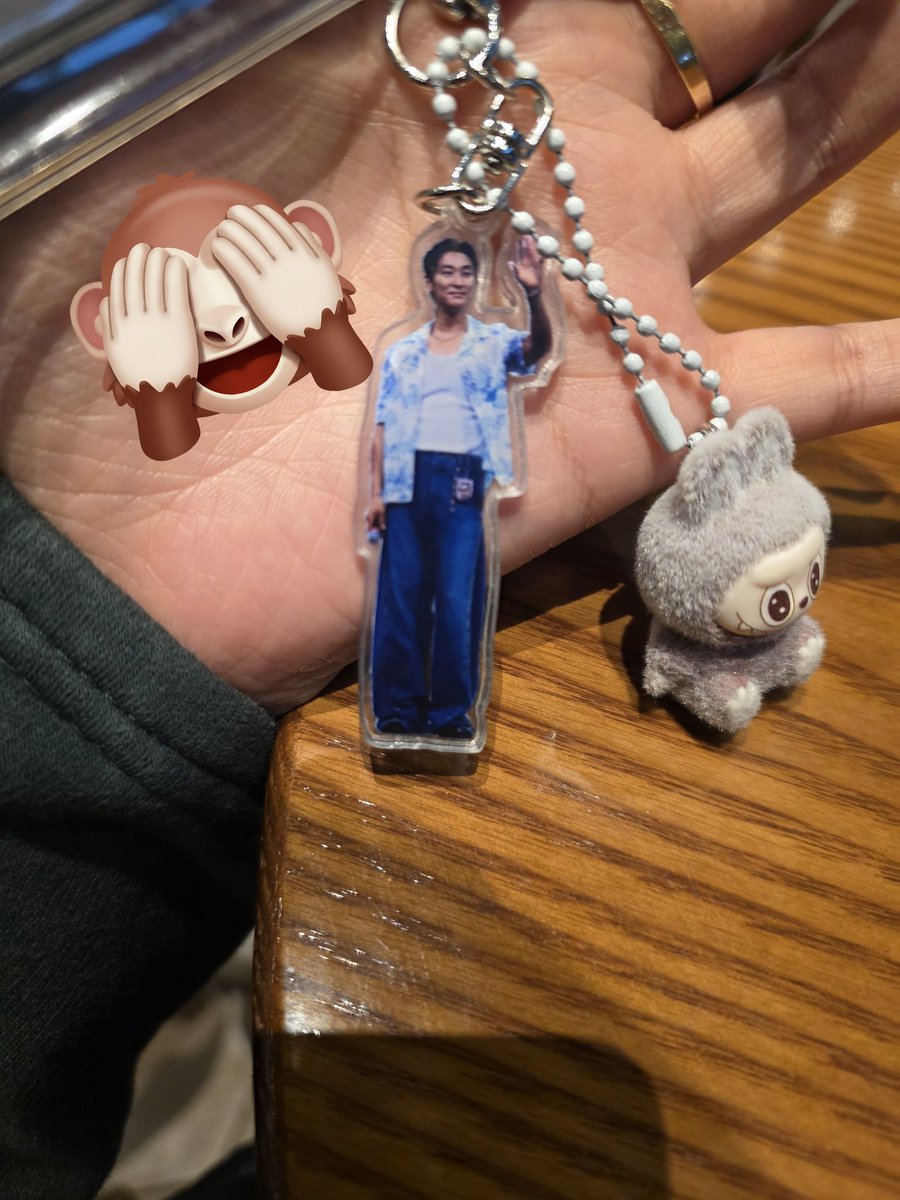 올해 가기 전에 여는 소소한 알티 이벤트😳
주지훈 팬분이라면 누구나 참여 가능하시고 알티만 해주시면 2분 뽑아서 아래 키링 보내드릴게요! 제가 뽑은 띠부실이랑 포카도 원하신다면 같이...💕💕