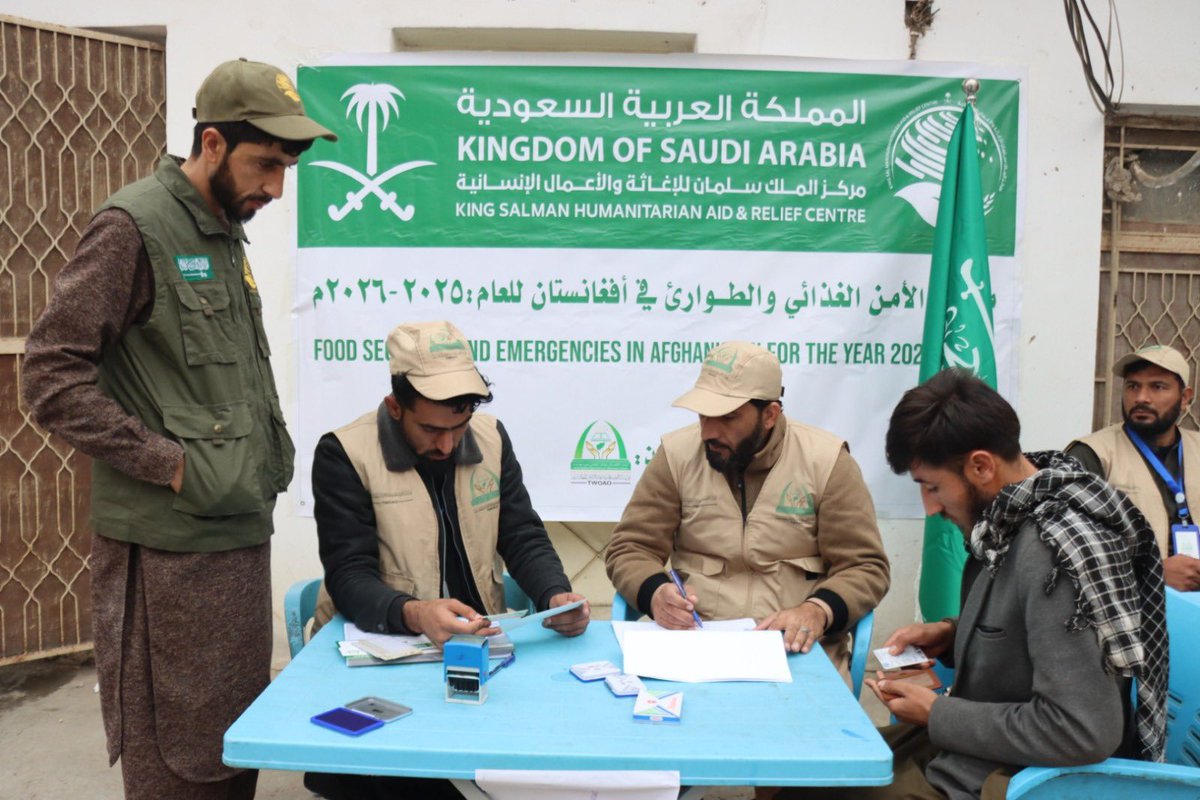 KSAembassyAFG's tweet photo. ضمن جهودالمملكة العربية السعوديةلمساعدة الشعب الافغاني الشقيق،قام مركزالملك سلمان للإغاثةوالاعمال الإنسانيةبالتعاون مع مؤسسة التوحيدخلال الفترةمن29وحتى30ديسمبر2025م بتقديم1452سلةغذائيةلمدينةقندوزولاية(قندوز، وياتي ذلك ضمن مشروع الامن الغذائي والطوارئ في أفغانستان للعام2025-2026م. https://t.co/PVUefd3l9h