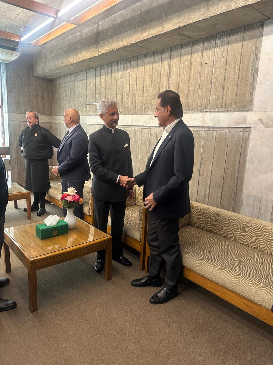 Another picture of #Pakistan's National Assembly Speaker Sardar <a href="/AyazSadiq122/">Sardar Ayaz Sadiq</a>'s meeting with Indian External Affairs Minister at the Residence of Begum Khaleda Zia(Late) where Indian EAM walked to Pak NA Speaker and exchanged pleasantries and shook hands.