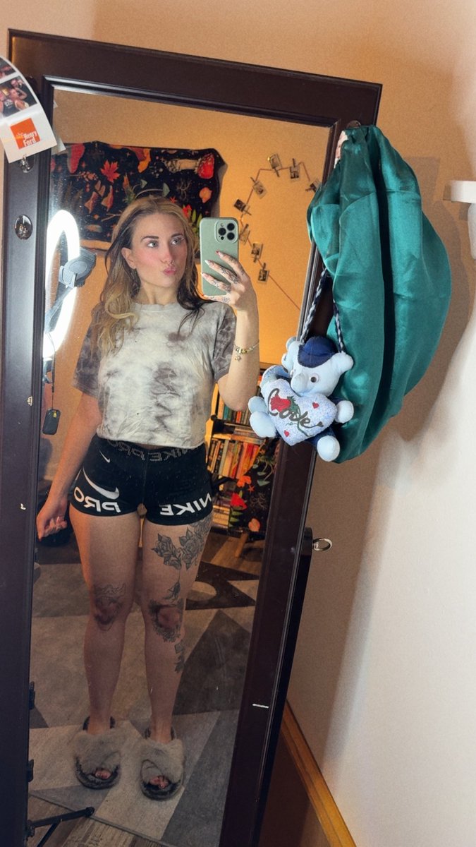 sultry_mushroom's tweet photo. 💥💥
#nikepros #bodyody #fyp #tattoos #tattooedbaddie #thickems #splithair https://t.co/Fzm1jzTVgp