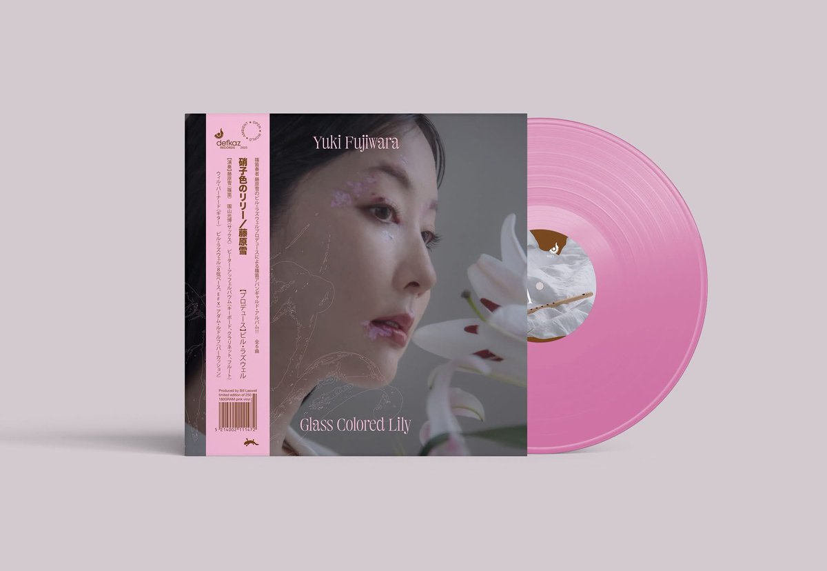 fujiwarayuki_'s tweet photo. ソニック・ユースのサーストン・ムーアさんが、
私のファーストアルバム
『Glass Colored Lily』 を
Best Records of 2025 に選んでくださいました👇

https://t.co/KBXIUaHjsv…

しかも「レコードも買ったよ」と連絡までいただき……
正直、夢みたいです🥹

本作は、
篠笛と西洋中心の音楽界のあいだで、
伝統音楽のアイデンティティを模索し完全即興で制作しました。
ビル・ラズウェルプロデュース作品です。

サーストン・ムーアさんのコメントに、「これらは間違いなく私が聴いた中で最高のものだ。」
とあって、
レコードを一枚一枚、ちゃんと聴いて選んでくれたことが伝わってきて…胸がいっぱいです。

🇯🇵レコードは全国のディスクユニオンほかレコード店、
オンラインでもお求めいただけます。

ぜひ、聴いてもらえたら嬉しいです。

Yuki Fujiwara
『Glass Colored Lily』LP
https://t.co/P926nvGuQL…

皆さまどうぞ良いお年をお迎えください🎍