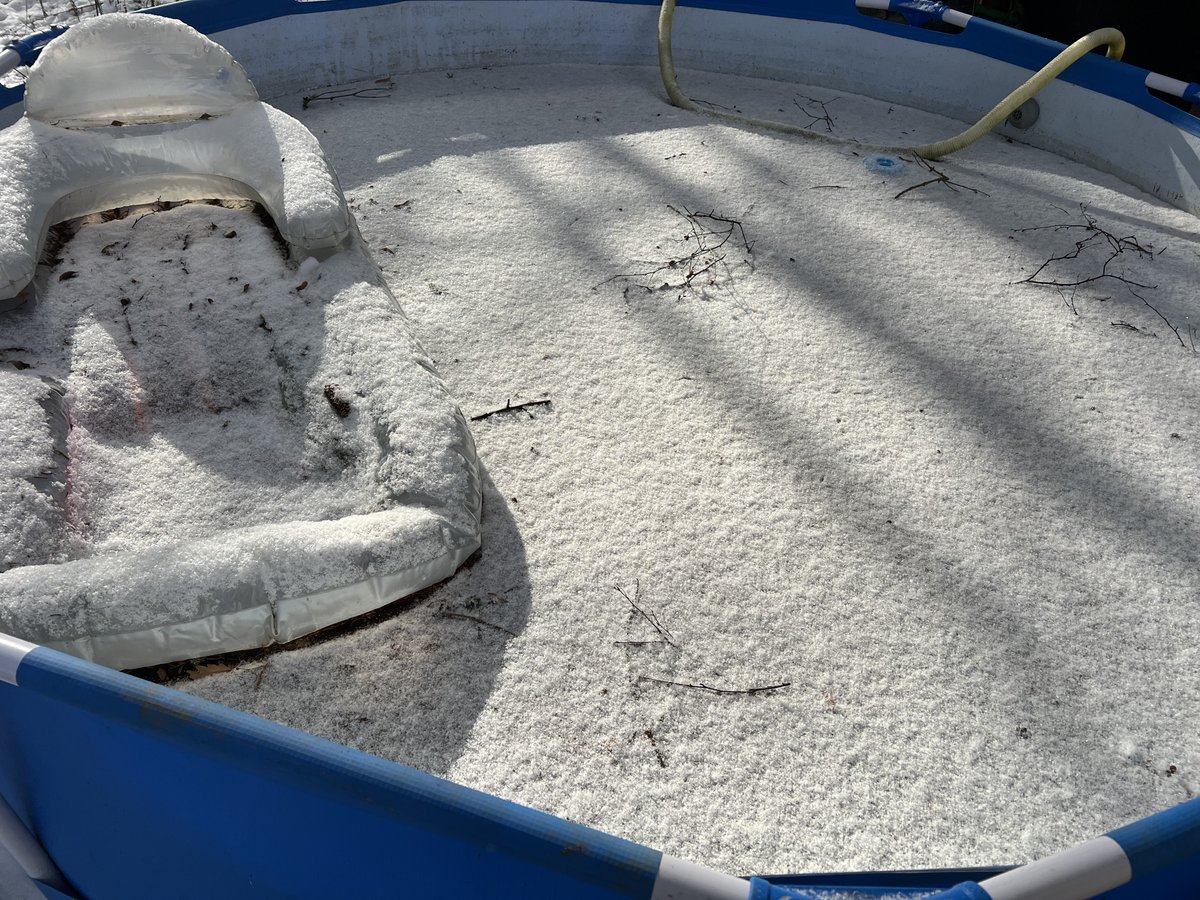 לקח לשנה הבאה: אם תתעצל לפרק את הבריכה באוקטובר בדצמבר תהיה לך זירת החלקה.
לא הלקח הכי טוב ללמד עצלנים