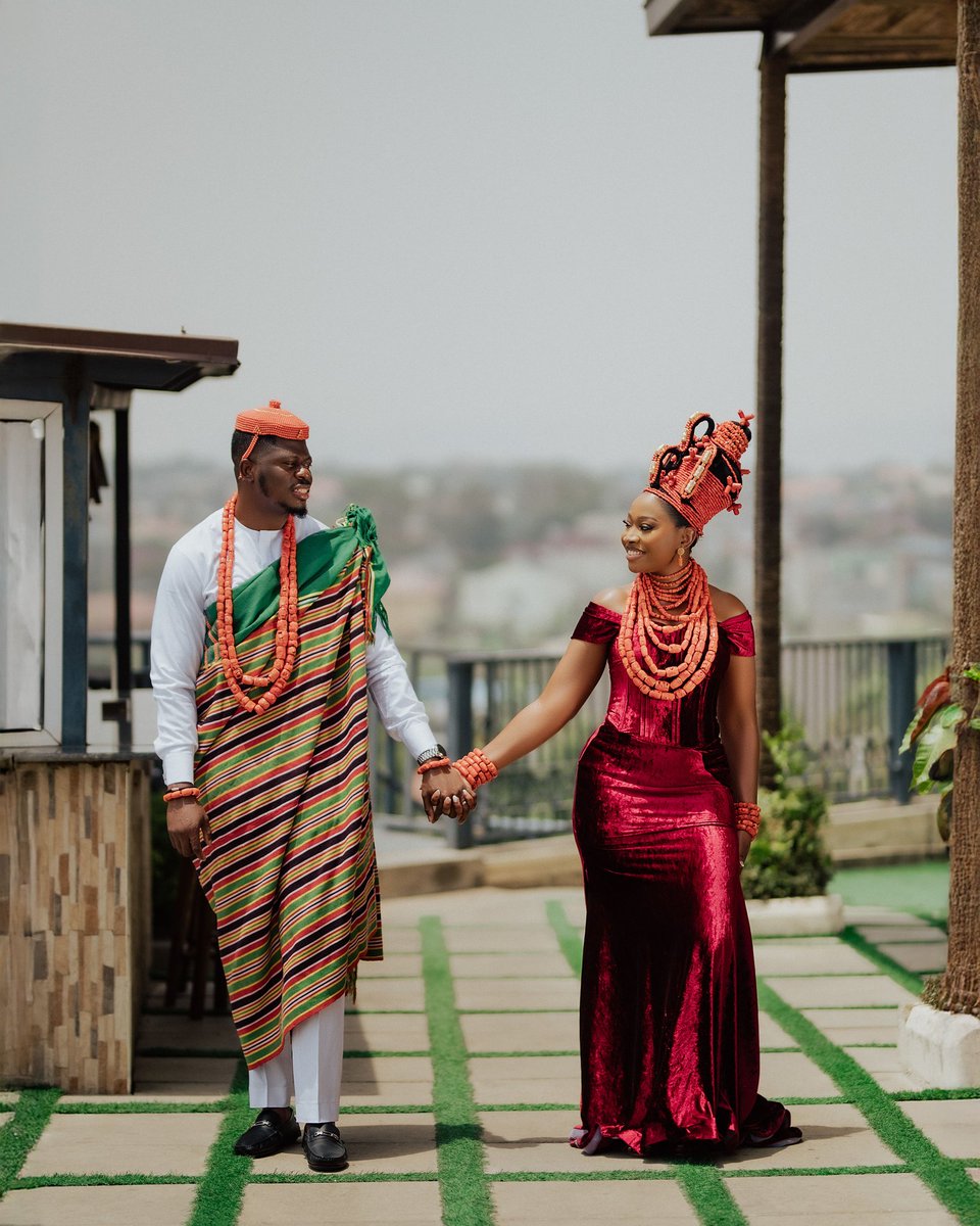 osemagnum's tweet photo. LOVE REIGNED THIS YEAR. TRADITIONALLY! 

Here, our roots spoke loudly, and proudly. Edo and Delta...  beads resting heavy with history, colours rich with memory, and love dressed in culture. We did not just marry each other, we carried history gently with us, and we honoured stories that existed long before our names learned to love each other.

And we thank God for legacy, because “one generation shall commend Your works to another” (Psalm 145:4). This union is not floating; it is grounded. It knows where it comes from. 🧡
📹 📸 : @jessengurphotography

#OfeOse25 #DoubleO #O(fe+se)