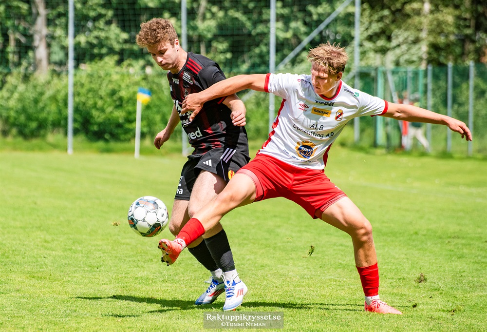 Nyhet TFK Herr -  Albin fortsätter att försvara TFK-färgerna: Foto: Tommi Nyman

I år kom Albin Karlsson tillbaka efter en långtidsskada och visade direkt sitt värde för Trollhättans FK. Glädjande nog väljer också den 21-årige backen att fortsätta bära… dlvr.it/TQ518R