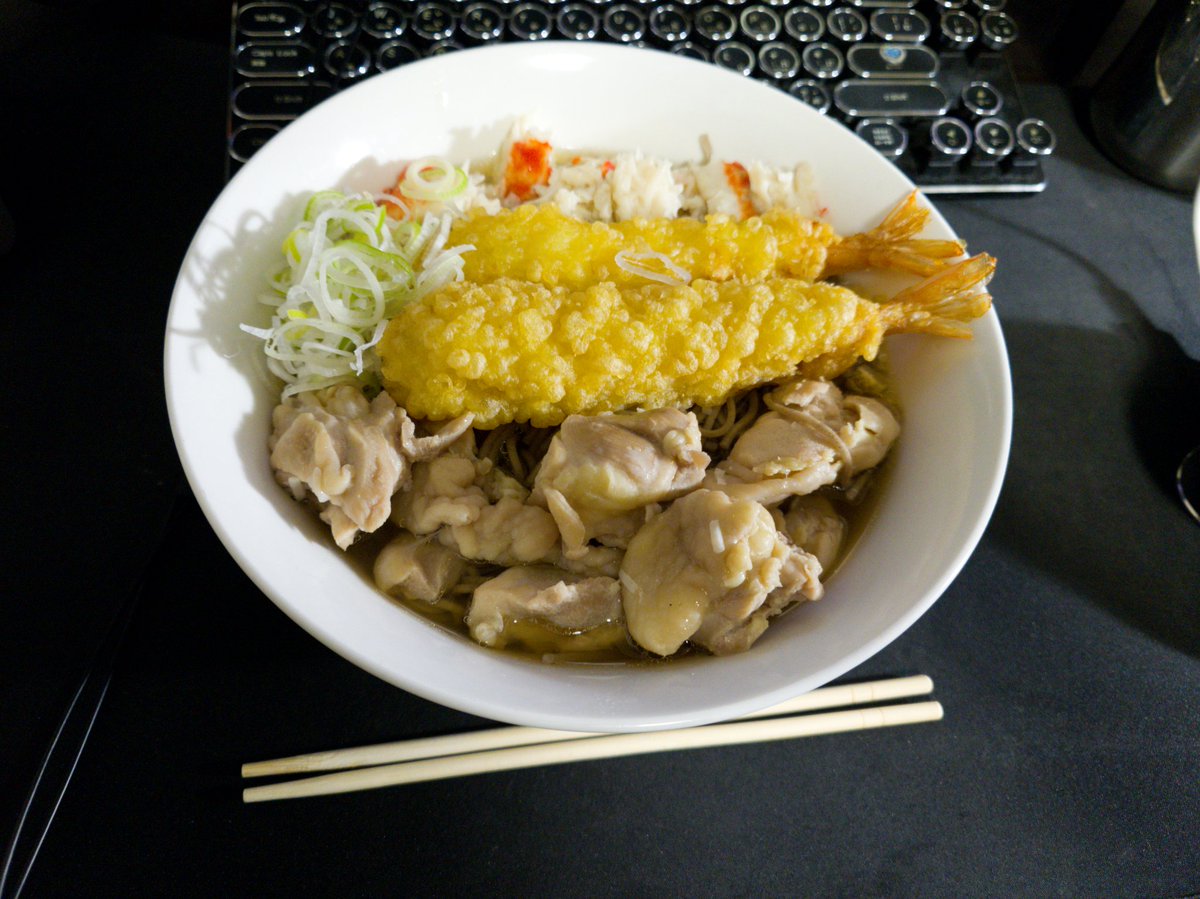 senia_ange's tweet photo. 鶏・鰹・昆布・蟹のクアトロ出汁。
年の瀬に鳥モモ、カニカマたっぷり、具沢山の美味しい年越し蕎麦作っ��いただきました。

来年も美味しい物、食べれる年にしたいです。
皆さん、良いお年を。 https://t.co/JWl14IjSoS