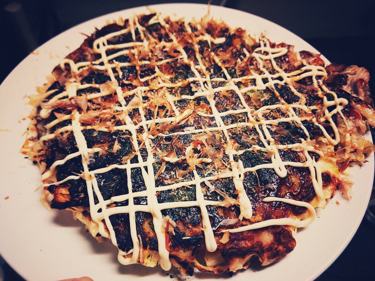 お好み焼きを作っていると、ひっくり返す度に部品が飛んでいって小さくなっていく現象に名前を付けたい。とりあえず出来た。#streetphotography #xperia #xperiaproi #徳島 #スナップ写真