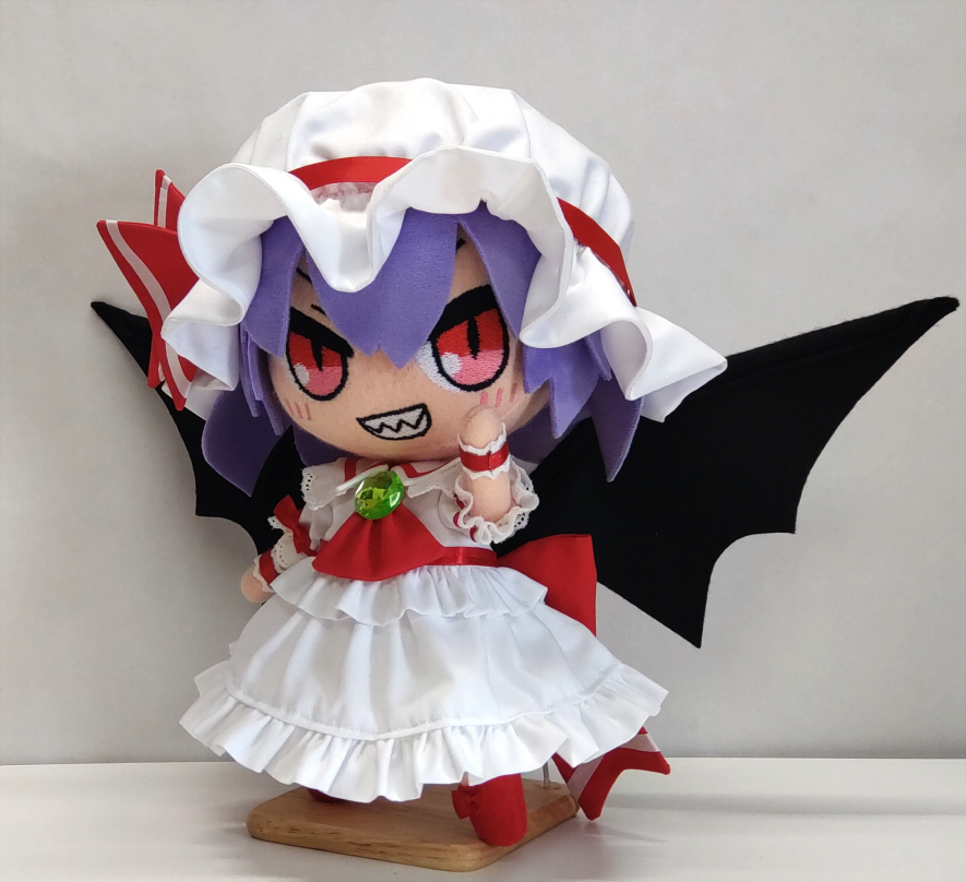 monomochi's tweet photo. レミリア・スカーレットです
羽付きで長物持ちという事で非常に私好みのキャラです
で、いざ長物を持たせてみるとクソデカ頭と羽に干渉しまくるのでポージングが全く決まらない事に気付きました・・

個人的にレミは白ドレス派です

#レミリア #レミリア・スカーレット #東方手芸部 https://t.co/inn8AEtVRx