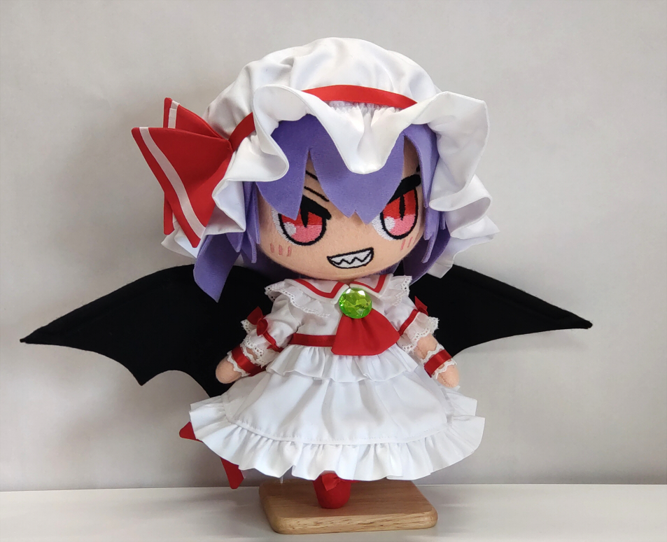 monomochi's tweet photo. レミリア・スカーレットです
羽付きで長物持ちという事で非常に私好みのキャラです
で、いざ長物を持たせてみるとクソデカ頭と羽に干渉しまくるのでポージングが全く決まらない事に気付きました・・

個人的にレミは白ドレス派です

#レミリア #レミリア・スカーレット #東方手芸部 https://t.co/inn8AEtVRx