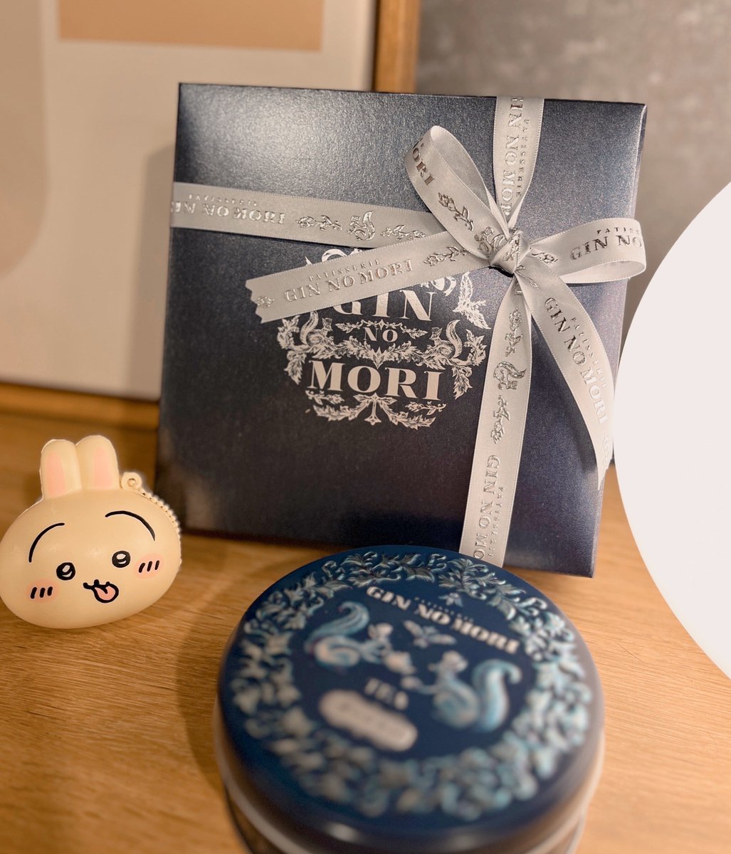 先日担当さんに1巻のお祝いをしていただきました🪻✨ネリの青の森にちなんだお菓子もいただき大感謝...可愛い〜😭
途中、突然スーッと青い流れ星が夜空に消えていくのを目撃して一瞬時が止まったり(時期的に流星群だったのかな...！？) いっぱい漫画のお話ができて楽しい時間でした！漫画頑張るぞ〜💪