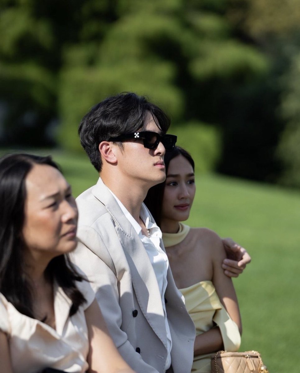 ไม่ต้องกลัวแดดเพราะมีหนุ่มตี๋มาบังแดดให้