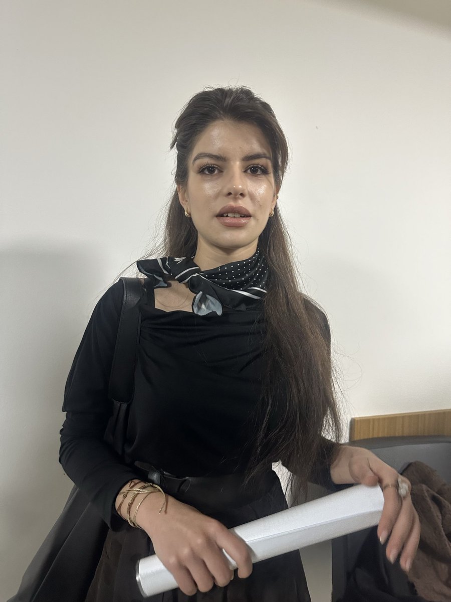 Kadın tek başına bir erkeklik polis sistemi ile mücadele etmiş bu aşamaya gelmiş bugün kardeşinin katillerinin yüzüne yüzüne konuşuyor. Hepsini yargılıyor. Esra Tokyaz.