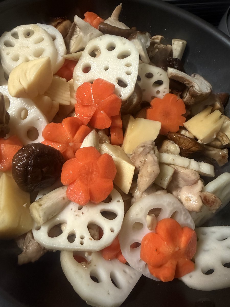 j19ttp's tweet image. 今年も致死量の筑前煮を作り始めたょ