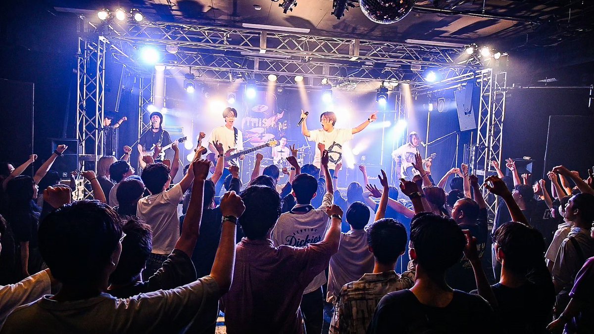 OverSpec's tweet photo. 20251年間ありがとうございました
メンバーチェンジなどありましたが無事に
1年間走り切る事が出来ました
来年もまたわくわくする事が沢山あります
みなさんと笑顔で過ごせるように
いっぱい遊びましょう！！ https://t.co/2ZqS6JEiAy