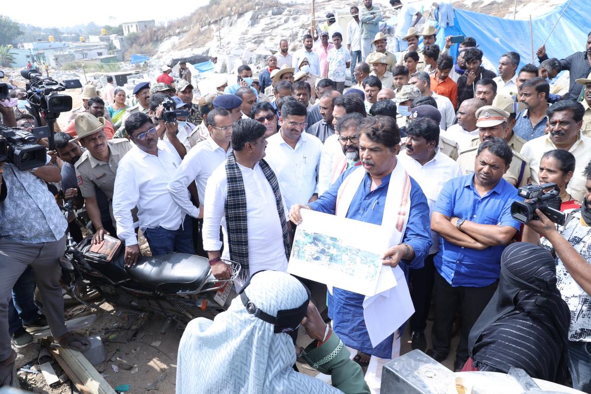 BJP4Karnataka's tweet photo. ಕಾಂಗ್ರೆಸ್‌ ಸರ್ಕಾರ ಕೋಗಿಲು ಲೇಔಟ್ ಬಳಿ 200 ಕ್ಕೂ ಅಧಿಕ ಮನೆಗಳನ್ನು ನೆಲಸಮ ಮಾಡಿರುವ ಹಿನ್ನೆಲೆಯಲ್ಲಿ ಇಂದು ಪ್ರತಿಪಕ್ಷ ನಾಯಕರಾದ ಶ್ರೀ @RAshokaBJP ಮತ್ತು ವಿಧಾನ ಪರಿಷತ್‌ ವಿಪಕ್ಷ ನಾಯಕರಾದ ಶ್ರೀ @NswamyChalavadi ಅವರು ಸ್ಥಳಕ್ಕೆ ಭೇಟಿ ನೀಡಿ, ಮಾಹಿತಿ ಪಡೆದುಕೊಂಡರು.

ಈ ಸಂದರ್ಭದಲ್ಲಿ ಮಾಜಿ ಉಪಮುಖ್ಯಮಂತ್ರಿಗಳಾದ @drashwathcn, ರಾಜ್ಯ ಕಾರ್ಯದರ್ಶಿಗಳಾದ ಶ್ರೀ ತಮ್ಮೇಶ್‌ ಗೌಡ, ಬೆಂಗಳೂರು ಉತ್ತರ ಜಿಲ್ಲಾಧ್ಯಕ್ಷರಾದ ಶ್ರೀ ಎಸ್. ಹರೀಶ್ ಮತ್ತು ಪ್ರಮುಖರು ಉಪಸ್ಥಿತರಿದ್ದರು. 

#CongressFailsKarnataka