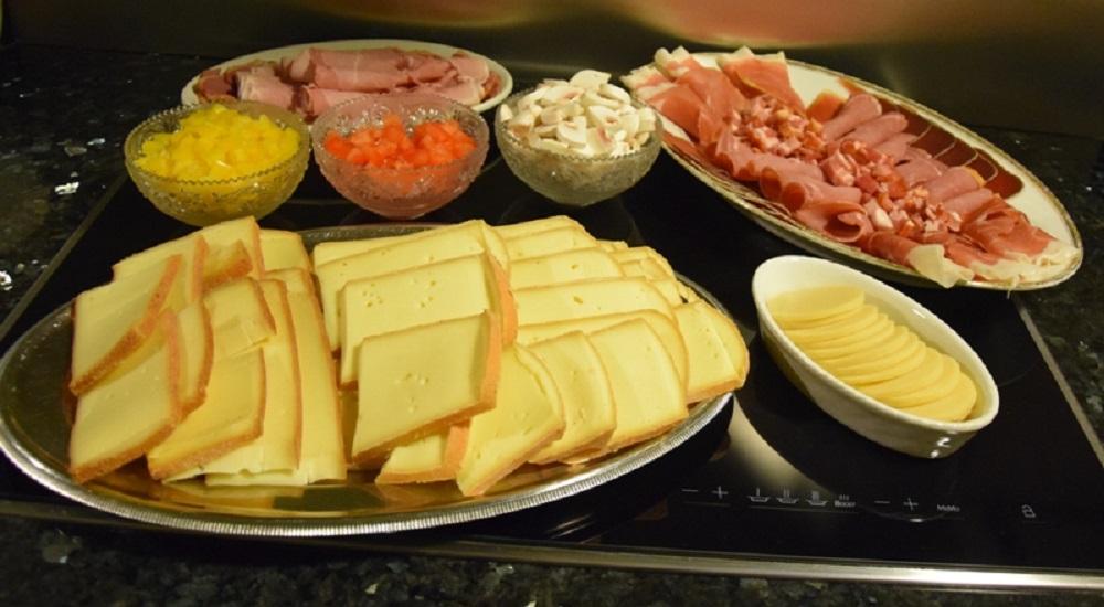 Dogadit's tweet image. Mercredi 31 décembre 👋
#NouvelAn #IGBas
Bonjour à vous ! 👋​
Pas trop envie de passer du temps en cuisine pour ce #réveillon ?
Et pourquoi pas une #raclette ?
⬇️