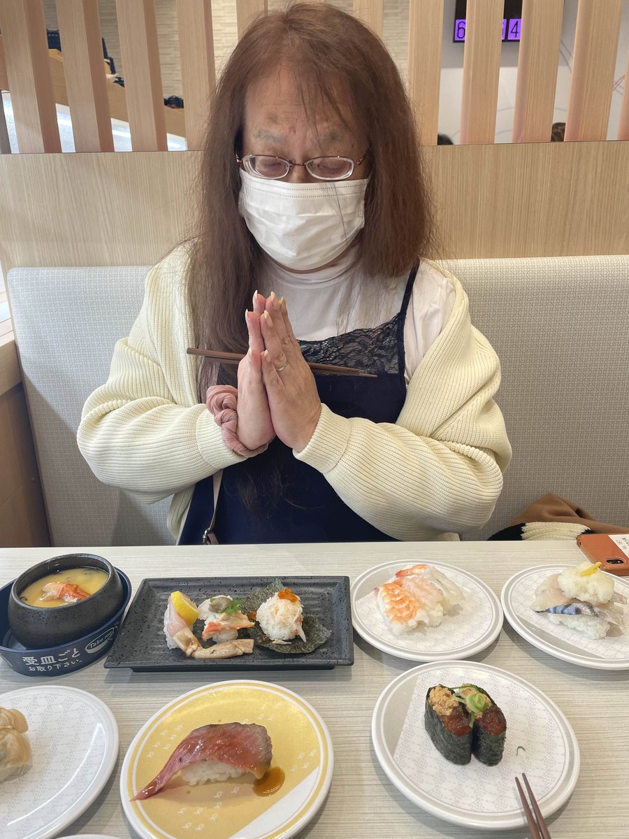 mari_mari5656's tweet photo. 今年最後のすっしー🍣
蟹多めにしてみた
(ΦωΦ)〜🦀 https://t.co/hODi2RJkcP