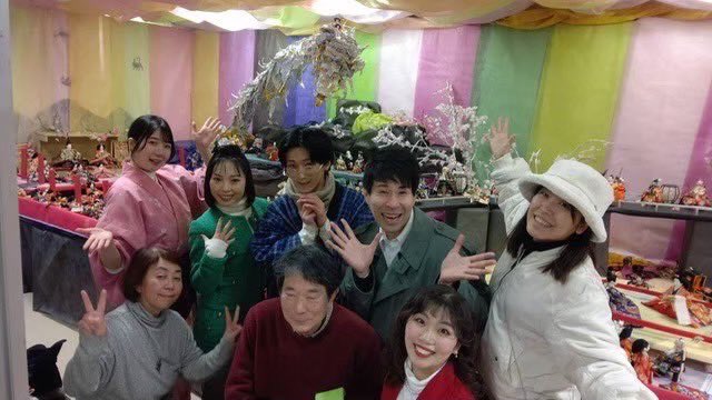 sally_the_witch's tweet photo. 2025年を作品と共に振り返る！誰もみてなくてもやるぞぉ！😂

①まずは2月の #石岡イマーシブ謎 !!2024年のオーディションを経て選ばれた根性選抜と共に茨城県は石岡をまずは攻めました！
この公演を経て、もう「人の家で演劇はやってもいい」んだとメンバー全員刷り込まれて、実績解除。

今思うと人の家で、人の街で何やってるんだ。

そして、「自然には勝てない」ということを学んだ公演でもありました。日没と強風との戦い笑いでした。街の人たちはこんなイカれた我々を迎えてくれて、「盛り上げてくれてありがとう」って声かけてくれて、私は初めて「演劇が人の役に��つんだ〜」と認識した。自分が一生懸命頑張ってきたことなんて何の役にも立たないって思ってたけど、街がテーマパークみたいに和気藹々とした空気に包まれて、県内外から人がやってくるのをみて「何か貢献できるかも…」と調子こいた。

この時は石岡がこんなに自分にとって大切な街になるとは思ってもいませんでした！