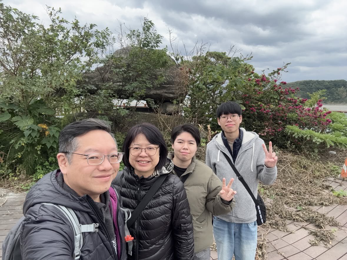 macdog's tweet image. 今年，用三個詞來記錄與感恩：
跨越——在動盪中，看見同仁的韌性與上帝的保守。
同行——學習不只同理，而是陪伴彼此一起往前。
恩典——家、家人、信仰，都在日常中被溫柔承接。

願我們在新的一年，繼續行公義、好憐憫，
存謙卑的心，與神同行。 🙏