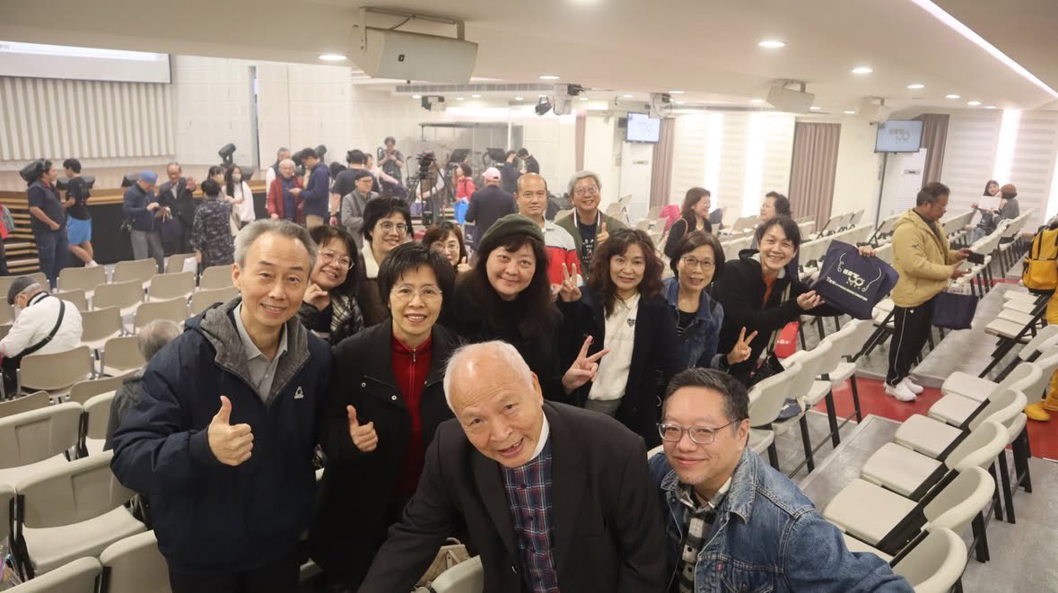 macdog's tweet image. 今年，用三個詞來記錄與感恩：
跨越——在動盪中，看見同仁的韌性與上帝的保守。
同行——學習不只同理，而是陪伴彼此一起往前。
恩典——家、家人、信仰，都在日常中被溫柔承接。

願我們在新的一年，繼續行公義、好憐憫，
存謙卑的心，與神同行。 🙏