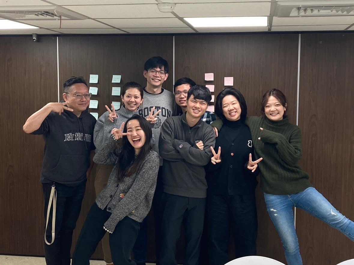 macdog's tweet image. 今年，用三個詞來記錄與感恩：
跨越——在動盪中，看見同仁的韌性與上帝的保守。
同行——學習不只同理，而是陪伴彼此一起往前。
恩典——家、家人、信仰，都在日常中被溫柔承接。

願我們在新的一年，繼續行公義、好憐憫，
存謙卑的心，與神同行。 🙏