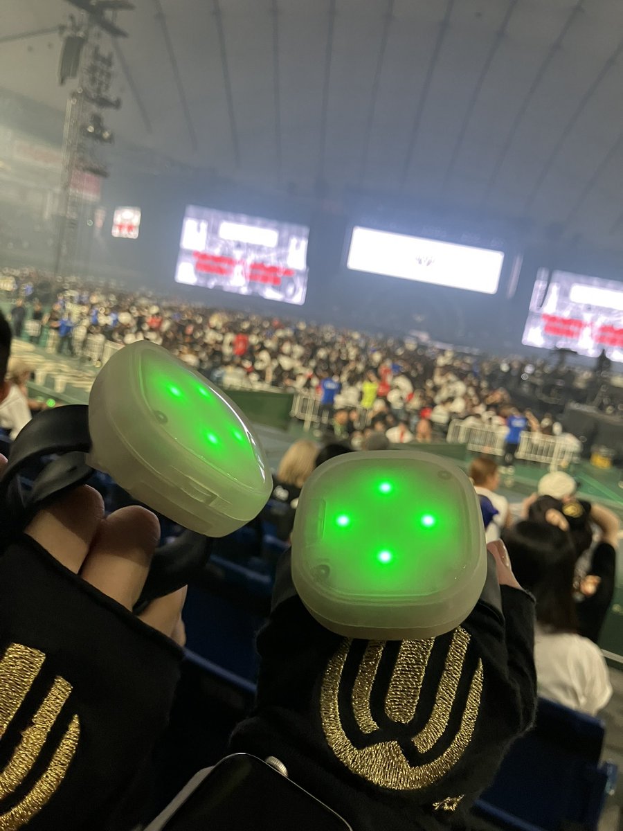 uver04215's tweet photo. 2025年クリスマス昼夜でライブ納め🎅Dテクありがとうすぎた🥹
東京ドームにライブハウスにアリーナ、ホール！とどこでも楽しめるUVERworldのライブ最強ー！🍎
新曲もめちゃくちゃかっこいいし、何回行ってもずっとずっと楽しいし、大好きだなぁってなる🥹
また来年もたくさん会えますように🐸 https://t.co/Ky37mczrBO