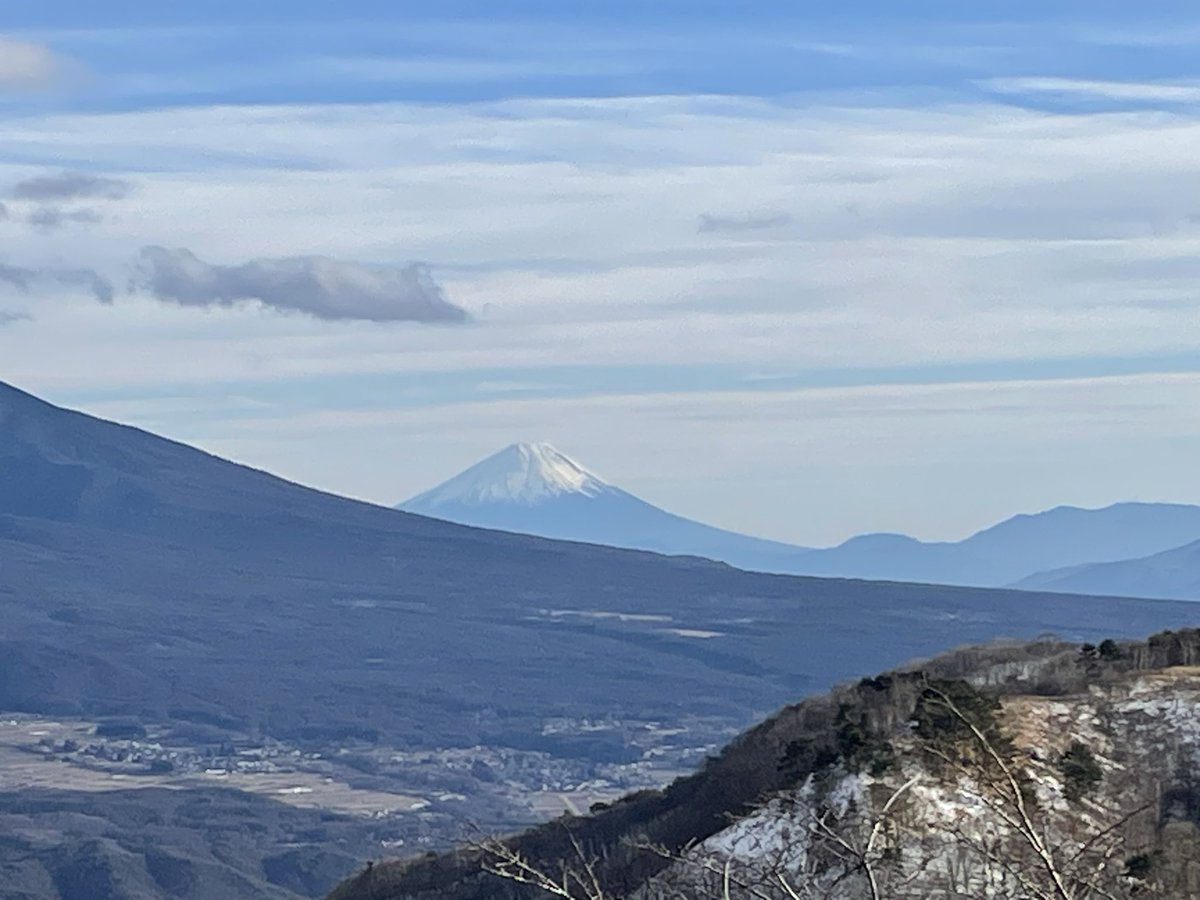 xion3796's tweet photo. 年内最後に富士山観に行こうと思ったが盛大に寝坊したのでビーナスラインから遠目に富士山観てきました。
今年もありがとうございました😊 https://t.co/qiwx5kM3Nl